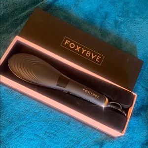 Foxy bae brush straightener